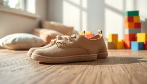 Minimalistische Kinderschuhe in sanften Farben auf einem Holztisch fordern zur Bedienung auf.